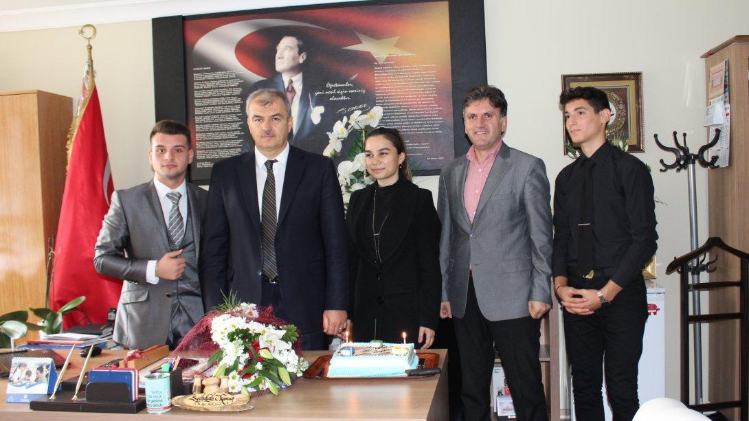 Dr. Güngör Özbek Anadolu Lisesi Öğrencileri Öğretmenler Günü sebebiyle İlçe Mili Eğitim Müdürü Seyfullah Okumuş´u ziyaret ettiler.
