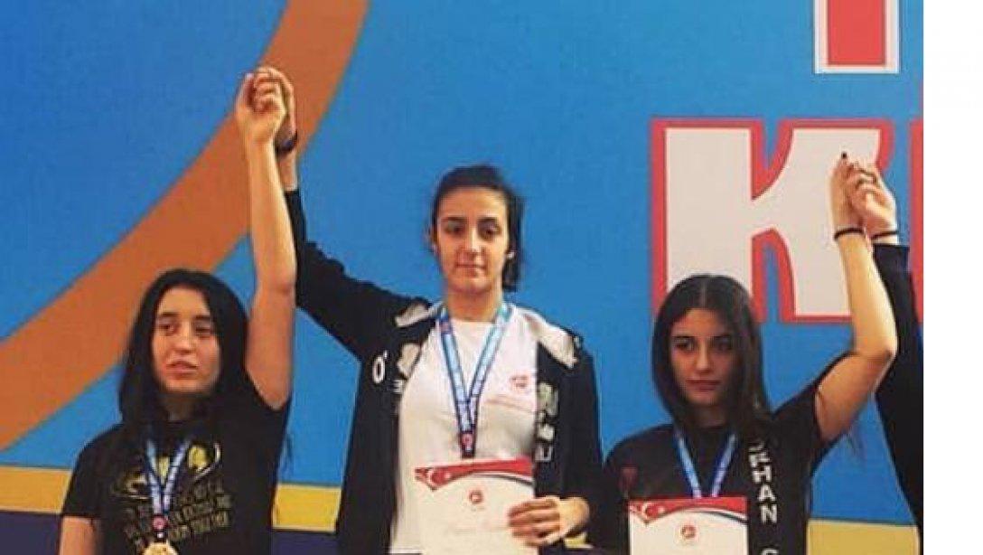 İlçemiz Cengiz Topel Anadolu Lisesi Öğrencisi Bilgesu Gürel, Antalyada yapılan Kick Boks  turnuvasında Türkiye şampiyonu olmuştur.