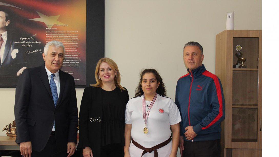 Ege Bölge Kickbox şampiyonumuz Zeynep Sude AKÇAY, İlçe Milli Eğitim Müdürümüz Arzu GÜNAYDIN´I makamında ziyaret etti.