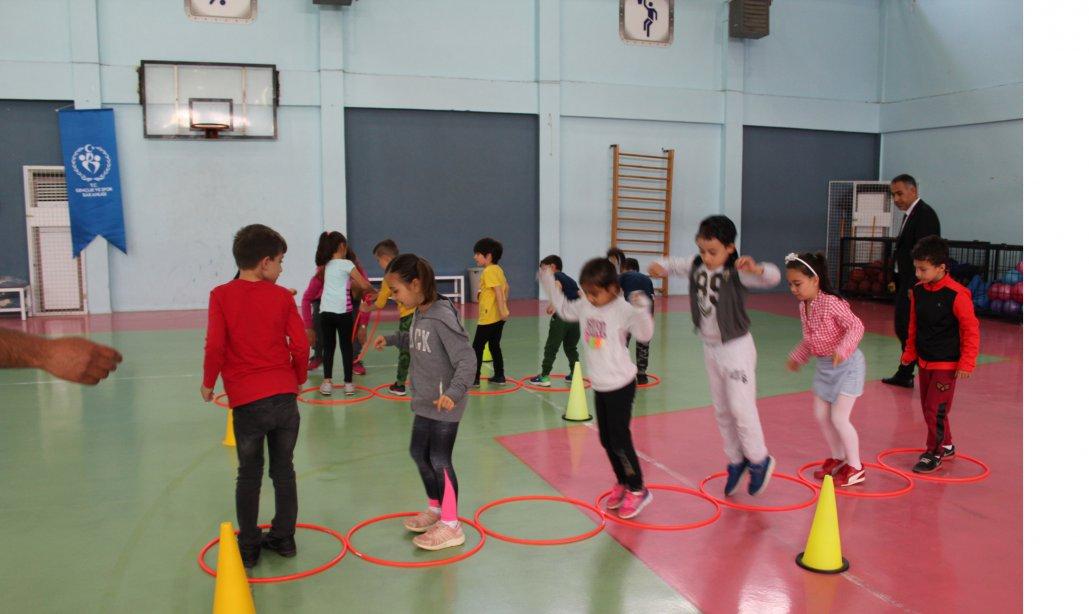 İlkokul Fiziksel Etkinliklerle İlgili Yarışmalar Güzelbahçe Kapalı Spor Salonunda Yapıldı.