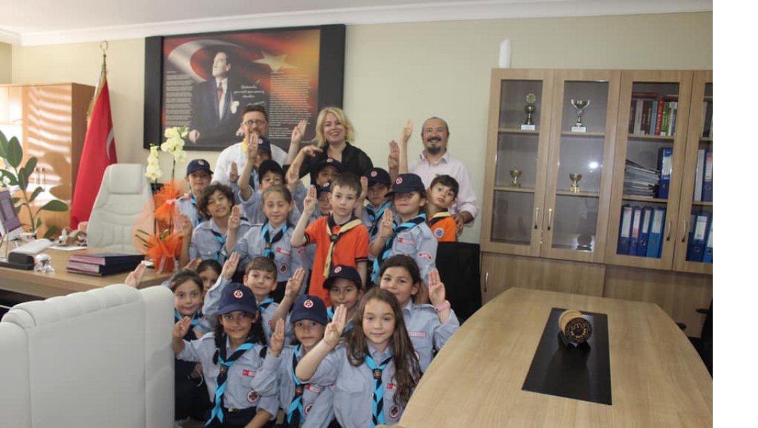Hakkı Oğuz Tabaoğlu İlkokulu'nun minik izcileri İlçe Milli Eğitim Müdürümüz Arzu GÜNAYDIN'ı makamında ziyaret etti.
