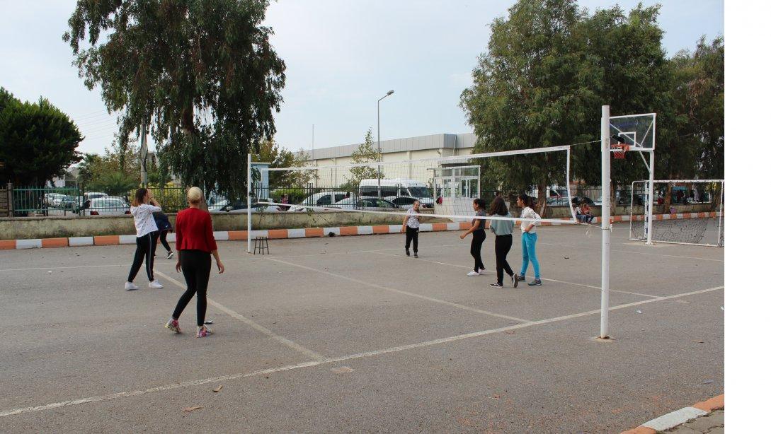 Ali Bayırlar Ortaokulu Beden Eğitimi Dersi'nde Voleybol Maçı