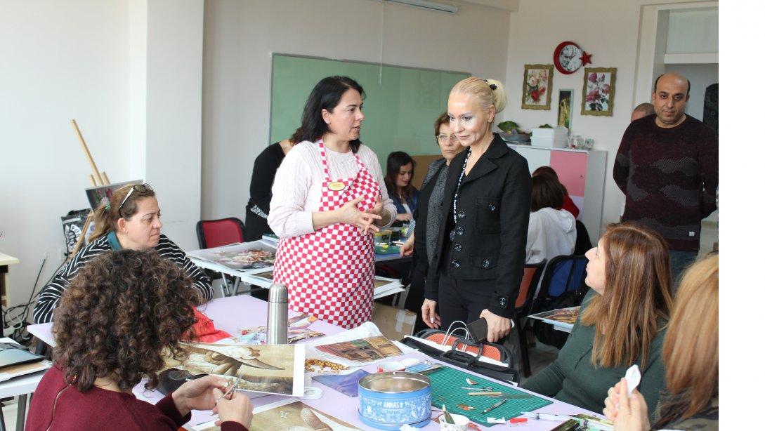 İlçe Milli Eğitim Müdürümüz Sayın Öznur ÇETİN, Halk Eğitim bünyesinde açılan kursları ziyaret etti.
