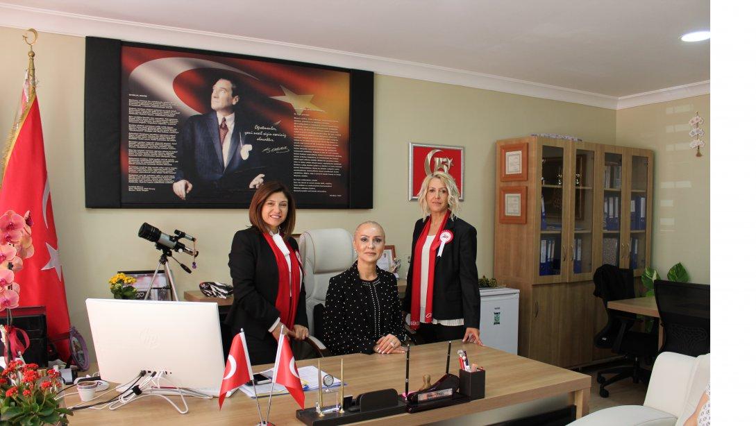 Dr. Güngör Özbek Anadolu Lisesi İdarecileri 8 Mart Kadınlar Günü Sebebiyle,  İlçe Milli Eğitim Müdürümüz Sayın Öznur ÇETİN'i Ziyaret Ettiler.