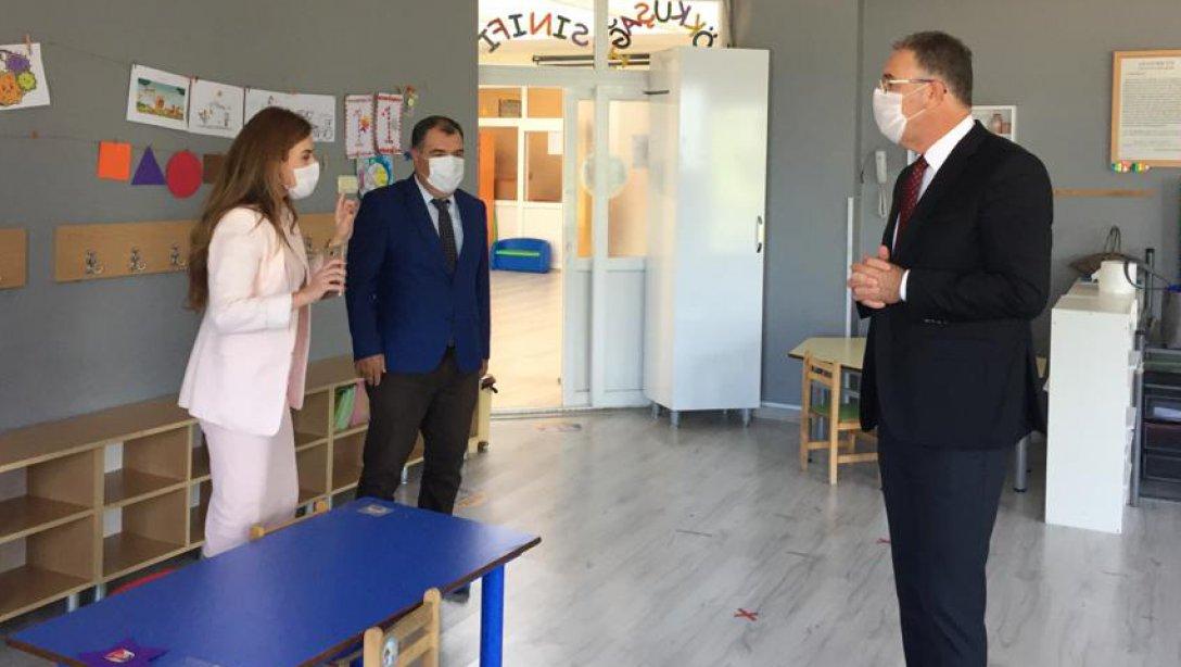 Güzelbahçe Kaymakamımız Sayın Bülent BAYRAKTAR İlçemiz Milli Eğitim Müdürü Murat ÇEVİK ile Yüzyüze Eğitime Başlayan Okulları Denetlediler.