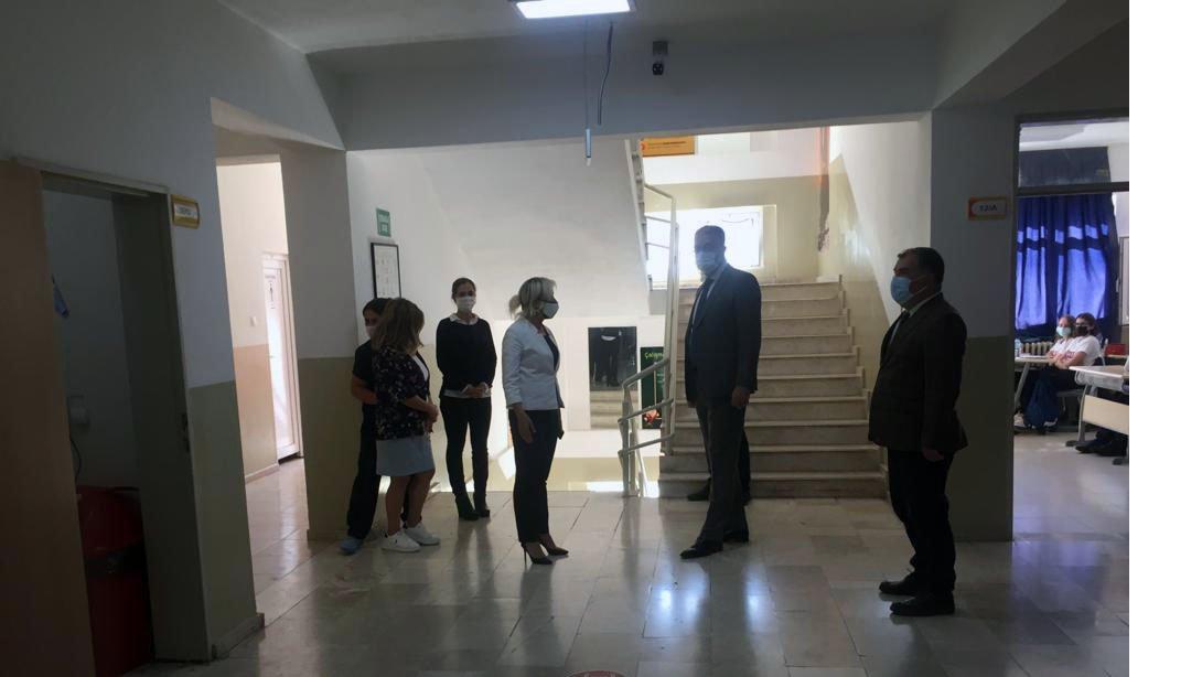 İlçe Kaymakamımız Sayın Bülent BAYRAKTAR ve İlçe Milli Eğitim Müdürümüz Sayın Murat ÇEVİK, Dr. Güngör Özbek Anadolu Lisesini ziyaret ederek Covid-19 kapsamında alınan önlemleri yerinde denetledi.