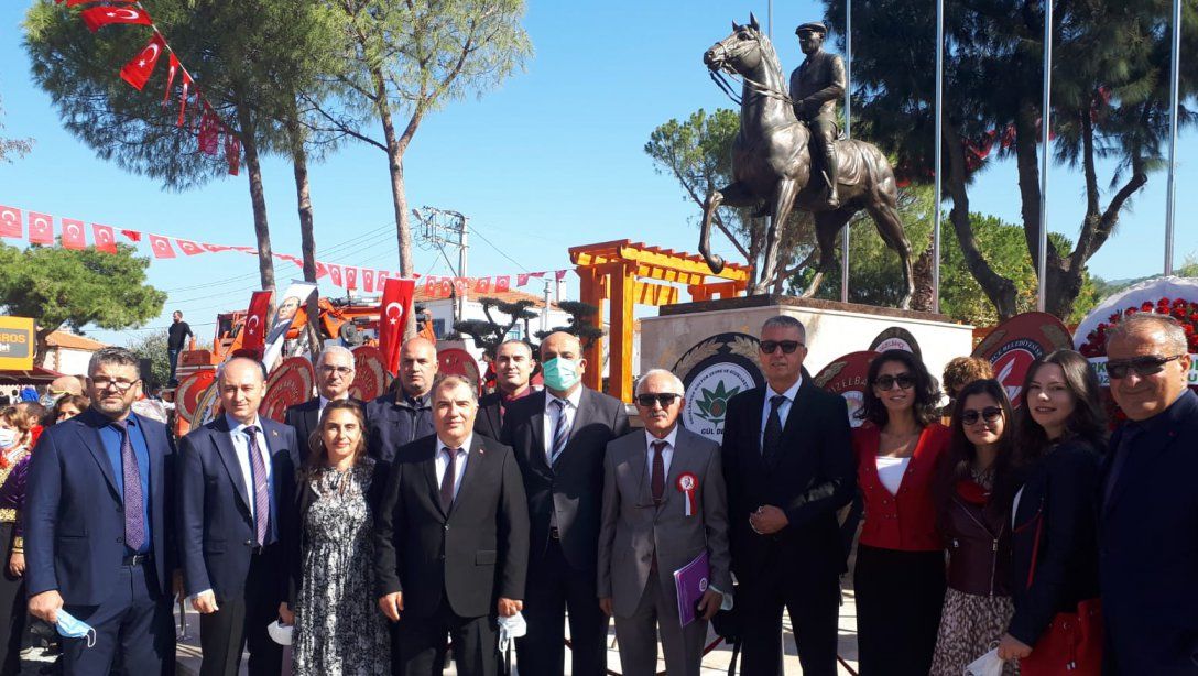 İlçemizde 29 Ekim Cumhuriyetin Kuruluşunun 98. Yılı Kutlamaları Kapsamında Atatürk Anıtına Çelenk Sunma Töreni Gerçekleştirildi.