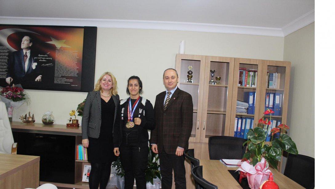 Şampiyon sporcumuz Cengiz Topel Anadolu Lisesi 10. sınıf öğrencisi Bilge Su GÜREL,  Okul Müdürü Yaşar KARAHAN ile birlikte İlçe Milli Eğitim Müdürümüz Arzu GÜNAYDIN´ı makamında ziyaret etmiştir.