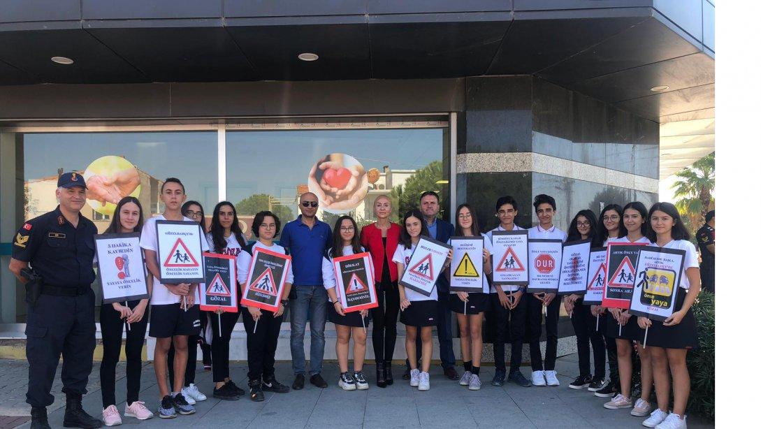 Dr. Güngör Özbek Anadolu Lisesi öğrencilerinden 'Yaya güvenliğinin nöbetçisiyiz' etkinliği