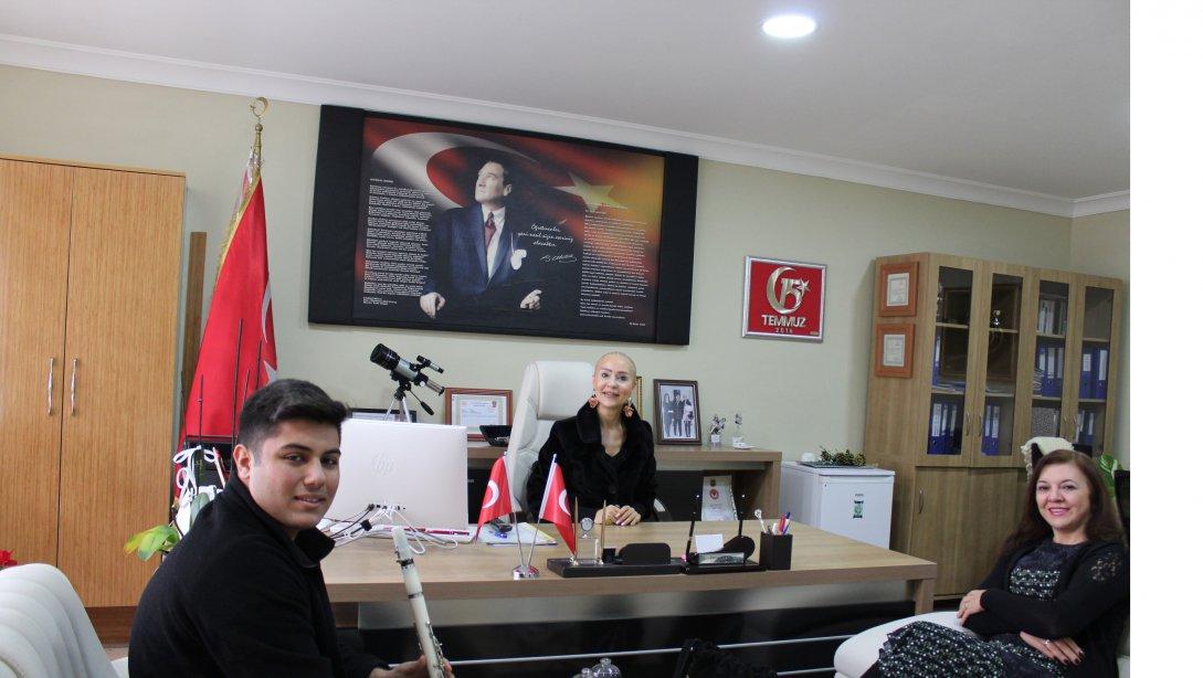 Cengiz Topel Anadolu Lisesi Müzik Öğretmeni Sibel ÖCAL öğrencisi Batuhan ÖZDOĞAN ile İlçe Milli Eğitim Müdürümüz Sayın Öznur ÇETİN'i ziyaret ettiler.