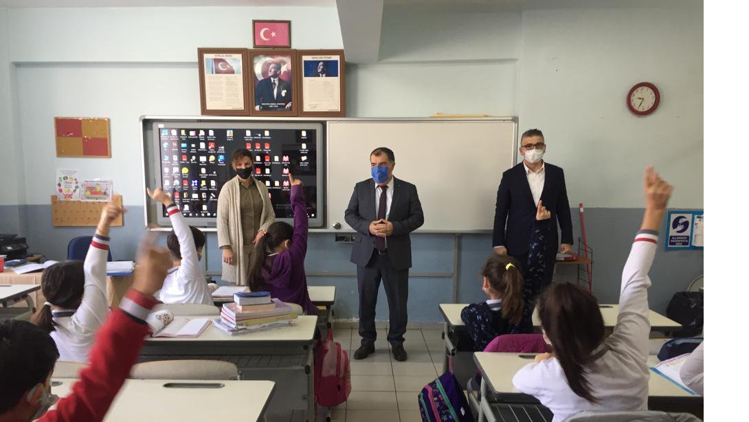 İlçe Milli Eğitim Müdürümüz Murat ÇEVİK, okullarımızı ziyaret ederek, öğretmen ve öğrencilerimize başarılar diledi.
