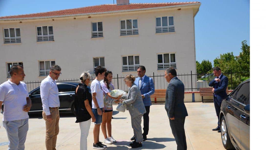Dr. Güngör Özbek Anadolu Lisesinde devam eden yaz okullarını ziyaret eden Milli Eğitim Bakan Yardımcımız Sn. Petek Aşkar, öğrencilerle buluştu.