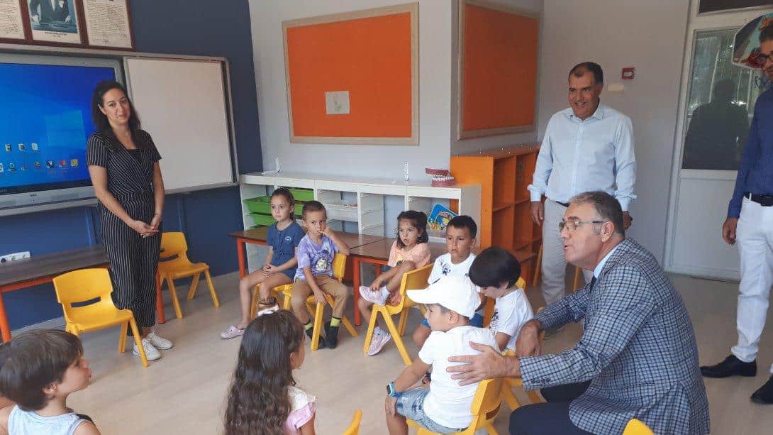 Kaymakamımız Bülent Bayraktar ve İlçe Milli Eğitim Müdürümüz Murat Çevik ilkokul 1.sınıfların 'Uyum Eğitimi'nden dolayı Hakkı Oğuz Tabaoğlu İlkokulunda öğrencilerle buluştu.
